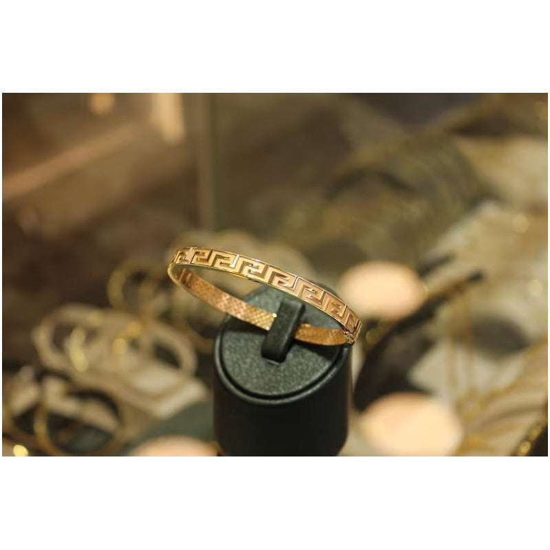 14k Gold Griechischer Schlüssel Armreif, Gold Stapelarmband, 6MM Armreif, Stapelarmreif mit Gravur, Geschenk für Sie